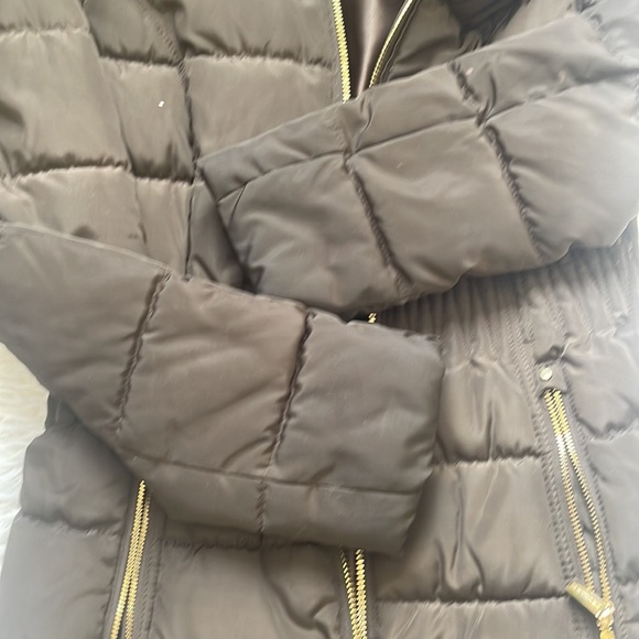 Puffer Jacket with Cinched Waist and Faux Fur Trim Hood - Picture 10 of 11